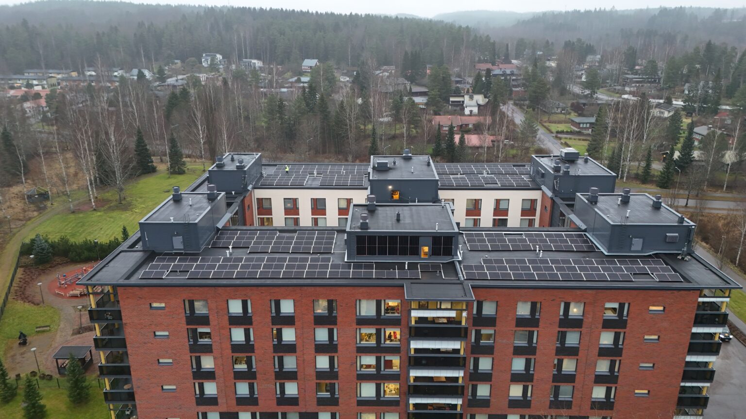 Lehtiojantie 2, Lahti — aurinkovoimala tasakatolla